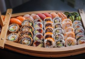 Membuat Sushi Aneka Rolls